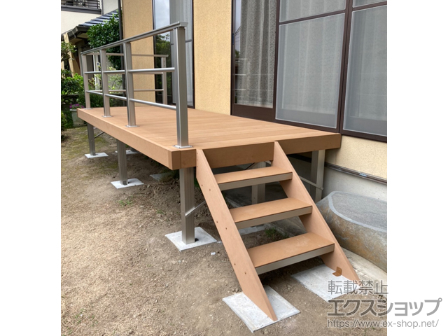 埼玉県熊谷市ののウッドデッキ マージウッドデッキ＋ステップ Hタイプ(3段)＋ルシアスデッキフェンスB03型＜横格子2本タイプ＞ 施工例