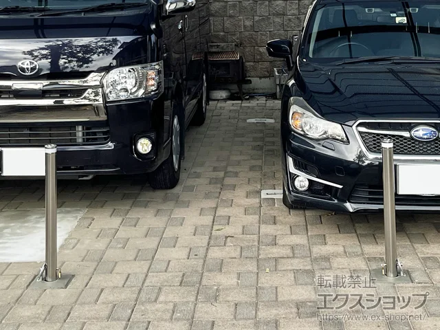 群馬県桐生市ののお問い合わせ商品、カーポート スペースガード(車止め) S60型 取外し式 フタ付き・南京錠付き 施工例