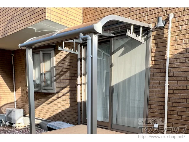 愛媛県松山市のの門扉、カーゲート、テラス屋根、ウッドデッキ ソラリア R型 テラスタイプ 単体 積雪～20cm対応+吊り下げ式 固定物干し 標準 施工例