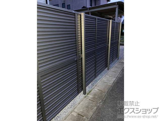 栃木県芳賀郡市貝町ののフェンス・柵 フェンスAB YL3型 横ルーバー3 アルミ多段柱仕様（パネル2段） 施工例