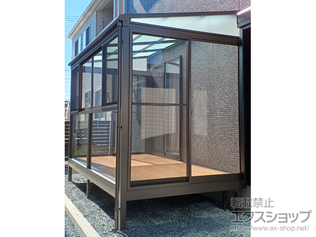 静岡県浜松市ののテラス囲い・サンルーム サニージュF型 床納まり ランマなし 積雪20cm対応 ＊ガラス組込み仕様+網戸有り 前面と両側面分 施工例