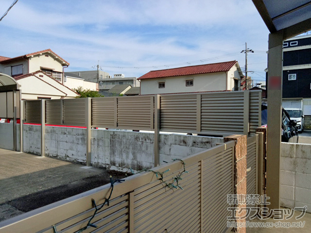兵庫県尼崎市ののフェンス・柵 ミエーネ目隠しルーバーフェンス 上段のみ設置 自立建て2段支柱 施工例