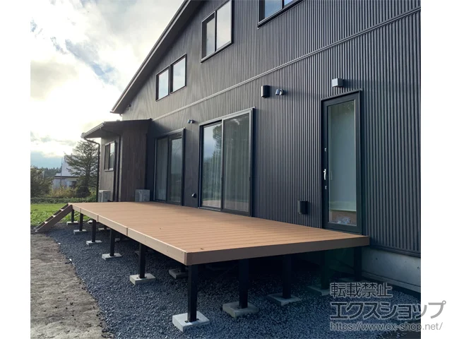 長野県諏訪郡富士見町のYKKAPのウッドデッキ リウッドデッキ 200＋リウッドステップ5型 Hタイプ(2段) 施工例