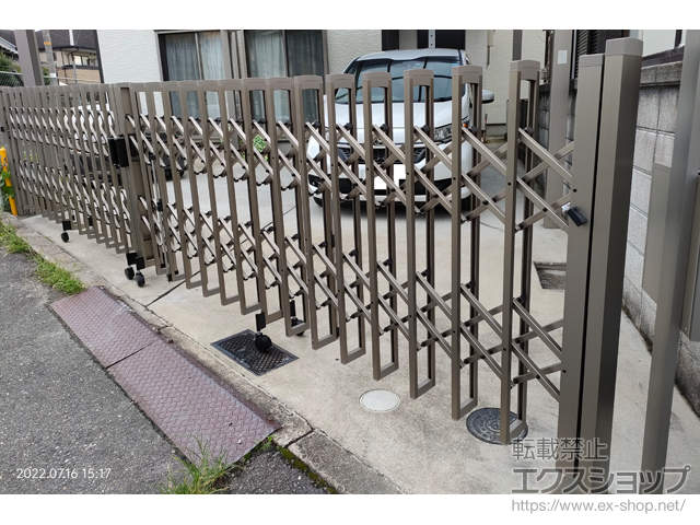 京都府京田辺市ののカーゲート トリップゲートII S型 傾斜地対応 ノンレール 両開き*60W(30S+30M) 施工例