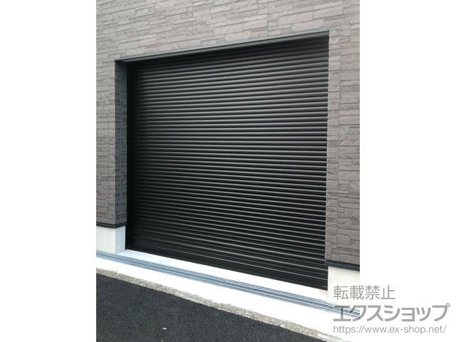 神奈川県横浜市のLIXIL リクシル（トステム）のガレージシャッター ガレージシャッタークワトロ 電動式 内部付タイプ 施工例