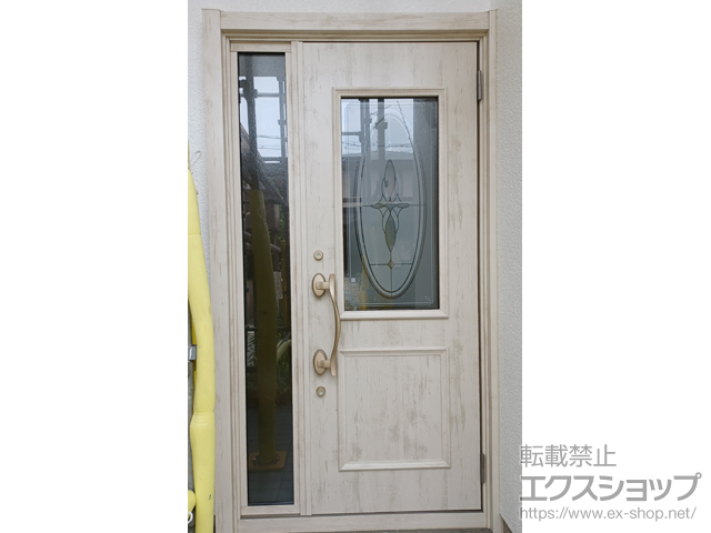 兵庫県川西市のLIXIL リクシル（トステム）の玄関ドア リシェント玄関ドア3 断熱K4仕様 片袖仕様(ランマ無)外観右吊元 C15型 ※手動仕様+下枠巾木（小）／下枠段差緩和材／スペーサーセット（1mm・3mm・5mm）／後付けビード 施工例