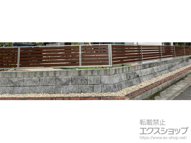 滋賀県草津市のYKKAPのフェンス・柵・塀 ルシアスフェンスF04型 横板 木目カラー 自由柱タイプ 施工例