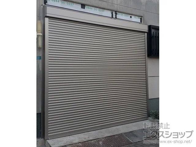 福岡県大牟田市のLIXIL リクシル(トステム)のガレージシャッター ガレージシャッタークワトロ 電動式 外部付タイプ+フック棒セット(L=600mm) 施工例