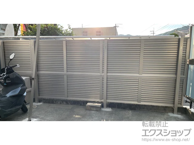 愛媛県八幡浜市のValue Selectのフェンス・柵・塀 ミエーネフェンス 目隠しルーバータイプ 2段支柱 自立建て用 施工例