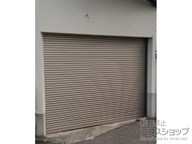 長野県岡谷市のLIXIL リクシル（トステム）のガレージシャッター ガレージシャッタークワトロ 電動式 内部付タイプ 施工例
