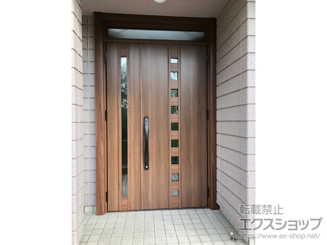 兵庫県西宮市のLIXIL リクシル（トステム）の玄関ドア リシェント玄関ドア3 断熱K4仕様 親子仕様(ランマ付)外観右吊元 M28型 ※手動仕様 施工例