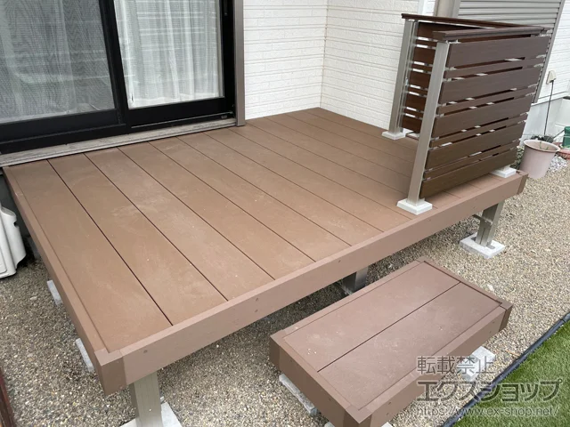 茨城県結城市のYKKAPのウッドデッキ リウッドデッキ 200＋独立式リウッドステップ2型＋ルシアスデッキフェンスA02型<横板格子+細横格子タイプ> 施工例
