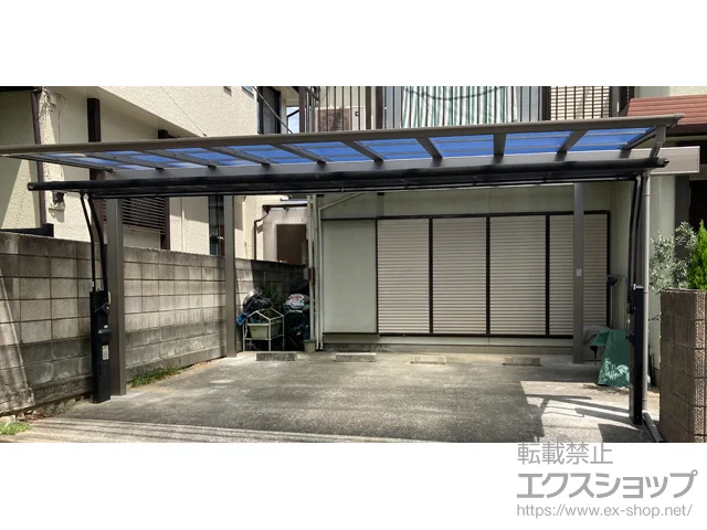 神奈川県川崎市のLIXIL(リクシル)のカーポート フーゴF (フラットスタイル) ワイド 柱奥行移動 積雪～20cm対応*水下側はね出し/～1,650mm 施工例