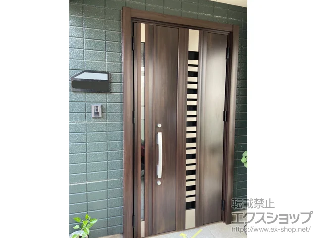 熊本県所沢市のの玄関ドア、内窓（二重窓・二重サッシ） リシェント玄関ドア3 断熱K4仕様 親子仕様(ランマ無)外観右吊元 G82型 ※手動仕様 施工例