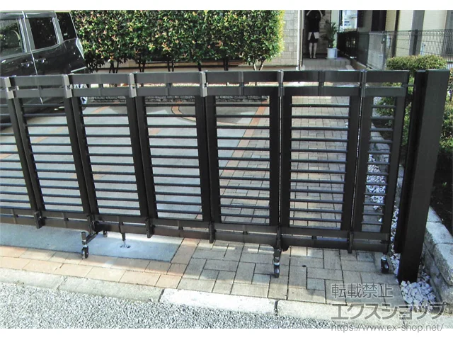 千葉県野田市のLIXIL リクシル(TOEX)のカーゲート シャレオ伸縮1型 ノンレール 両開き　690W 施工例