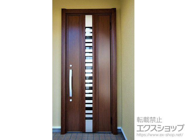 東京都八王子市のLIXIL リクシル（トステム）の玄関ドア リシェント玄関ドア3 断熱K2仕様 片開き仕様(ランマ無)外観右吊元 G82型 採風タイプ ※手動仕様 施工例