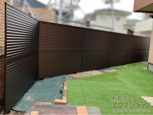 埼玉県八潮市ののフェンス・柵 ミエーネフェンス 目隠しルーバータイプ 2段支柱 自立建て用 施工例