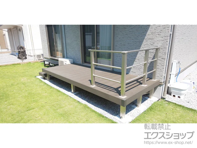 埼玉県鴻巣市のYKKAPのウッドデッキ リウッドデッキ 200+独立式リウッドステップ2型（1段）+ルシアスデッキフェンスB03型＜横格子2本タイプ＞ 施工例