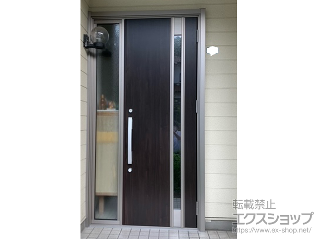岐阜県関市のLIXIL リクシル（トステム）の玄関ドア リシェント玄関ドア3 断熱K4仕様 片袖仕様(ランマ無)外観右吊元 M78型 ※手動仕様 施工例