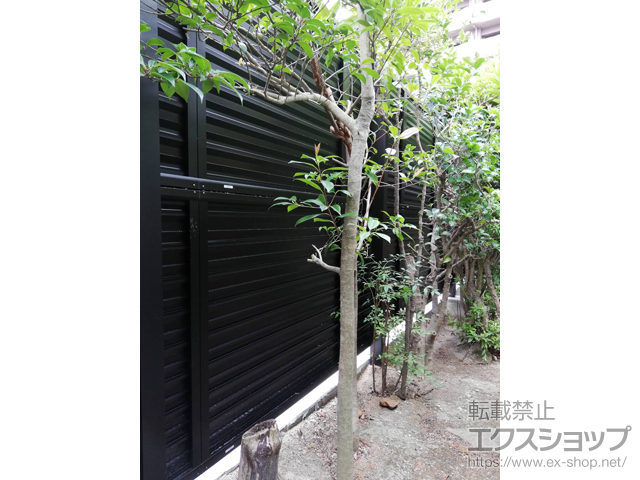 広島県広島市ののフェンス・柵 ミエーネフェンス 目隠しルーバータイプ 2段支柱 自立建て用（パネル2段） 施工例