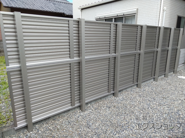大分県大分市ののフェンス・柵 ミエーネフェンス 目隠しルーバータイプ 2段支柱 自立建て用　耐風性能42ｍ/秒相当 施工例