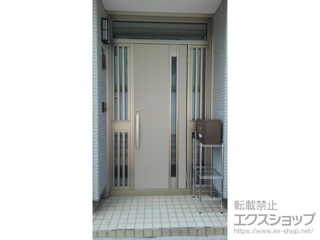 北海道札幌市のLIXIL リクシル（トステム）の玄関ドア リシェント玄関ドア3 断熱K2仕様 両袖飾り仕様(ランマ付)外観右吊元 M78型 ※手動仕様 施工例