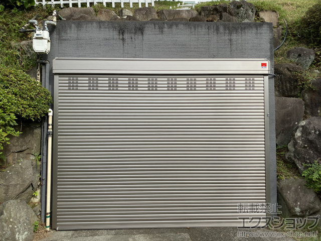 静岡県熱海市のLIXIL リクシル（トステム）のガレージシャッター ガレージシャッタークワトロ 電動式 外部付タイプ（換気孔付）※外部停電時開閉機構 施工例