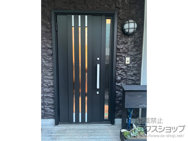 神奈川県三浦郡葉山町のLIXIL リクシル（トステム）の玄関ドア リシェント玄関ドア3 断熱K4仕様 片袖仕様(ランマ無)外観左吊元 M27型 ※手動仕様 施工例