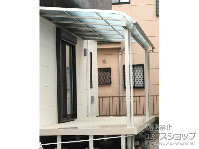 埼玉県加須市ののテラス屋根、ウッドデッキ ソラリア R型 テラスタイプ 単体 積雪～20cm対応+デッキ納まり用テラス柱カバー 施工例