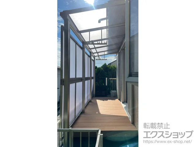 滋賀県大津市ののフェンス・柵・塀、ウッドデッキ、テラス屋根 ソラリア F型 テラスタイプ 単体 積雪～20cm対応＋吊り下げ式 固定物干し＋前面パネル 施工例