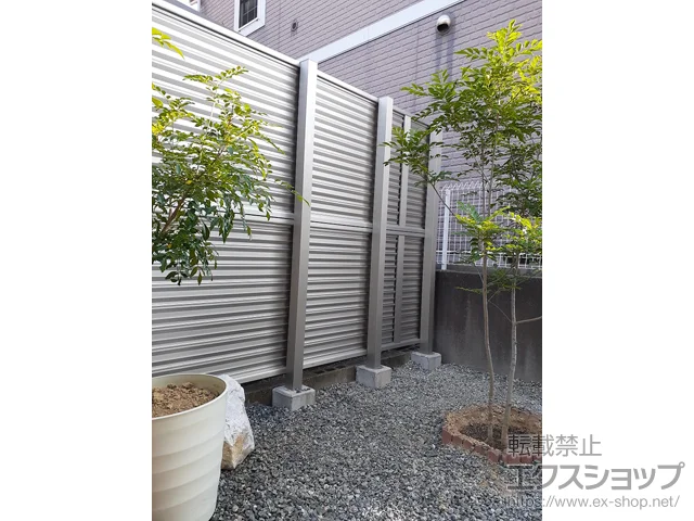 愛知県田原市のValue Selectのフェンス・柵・塀 ミエーネフェンス 目隠しルーバータイプ 2段支柱 自立建て用 施工例