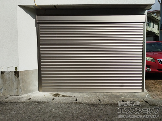 長崎県長崎市のLIXIL リクシル（トステム）のガレージシャッター ガレージシャッタークワトロ 電動式 外部付タイプ ※外部停電時開閉機構 施工例