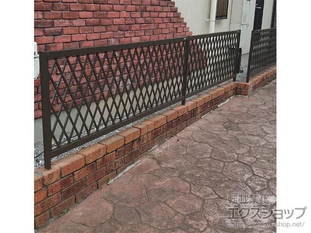 埼玉県さいたま市のLIXIL(リクシル)のフェンス・柵・塀 ライシスフェンス8型 ダイヤ格子　間仕切りタイプ 施工例