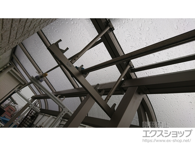 埼玉県三郷市ののバルコニー・ベランダ屋根 プレシオステラスII R型 屋根タイプ 単体 積雪〜20cm対応+吊り下げ式固定物干し 施工例