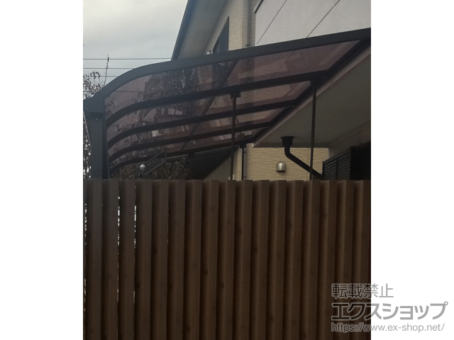 群馬県桐生市ののテラス屋根 ソラリア R型 テラスタイプ 単体 積雪〜20cm対応＋吊り下げ式固定物干し ワイド＋水平式物干し テラス柱A用 施工例