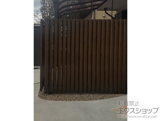 群馬県桐生市ののフェンス・柵 エルファード片面 Ｍ5型 角度板格子 高尺タイプ フリー支柱タイプ 施工例