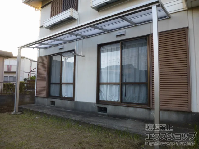 千葉県茂原市のYKKAPのテラス屋根 ソラリア F型 テラスタイプ 単体 積雪～20cm対応+吊り下げ式 固定物干し 標準 標準 施工例