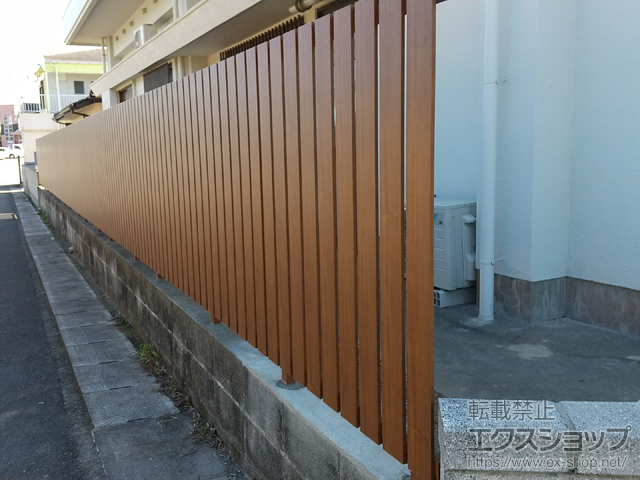 鹿児島県枕崎市ののフェンス・柵 ルシアスフェンスH01型 たて板格子 木調カラー 自由柱施工 施工例