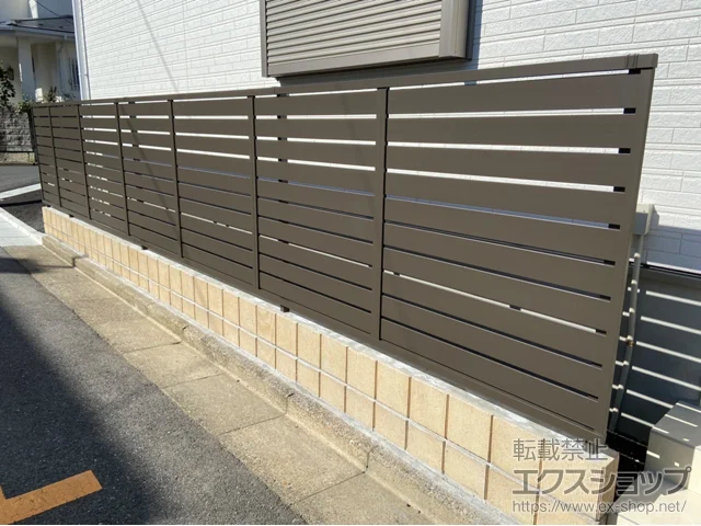 千葉県柏市のValue Selectのフェンス・柵・塀 モクハイフェンス アルミ色タイプ フリーポールタイプ 施工例