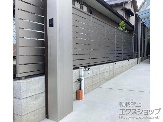 京都府城陽市のValue Selectのフェンス・柵・塀 モクハイフェンス アルミ色タイプ　フリーポールタイプ 施工例