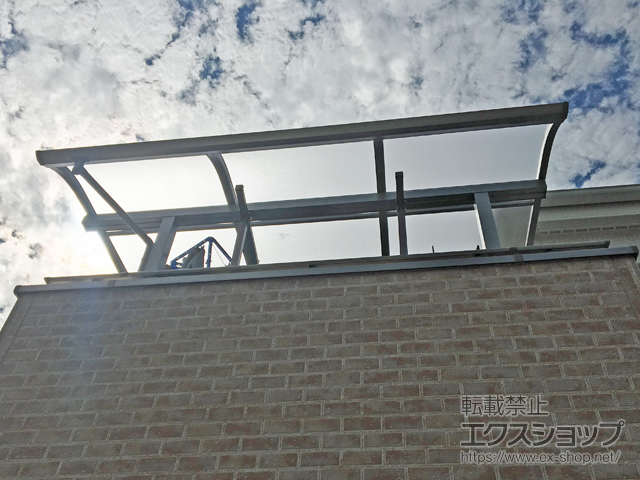 埼玉県草加市ののバルコニー・ベランダ屋根 プレシオステラスII R型 屋根タイプ 単体 積雪〜20cm対応+吊り下げ式固定物干し 施工例