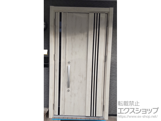 山形県山形市のLIXIL リクシル（トステム）の玄関ドア リシェント玄関ドア3 断熱K2仕様 親子仕様(ランマ無)外観右吊元 M83型 ※手動仕様+下枠段差緩和材／スペーサーセット（1mm・3mm・5mm）／下枠フラット材 施工例