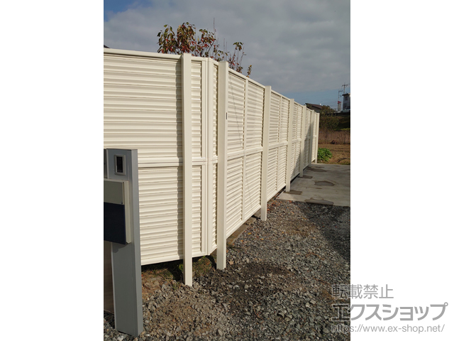群馬県高崎市ののフェンス・柵 ミエーネフェンス 目隠しルーバータイプ 2段支柱 自立建て用 施工例
