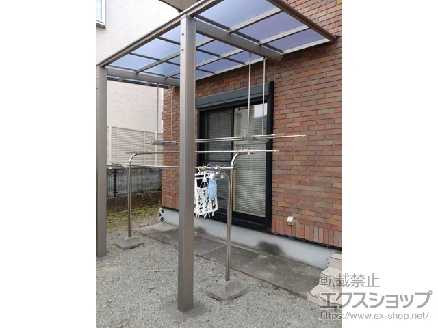 山梨県南アルプス市のLIXIL(リクシル)のテラス屋根 フーゴF 独立テラスタイプ 単体 積雪～20cm対応＋吊り下げ物干しAセット ロング 施工例