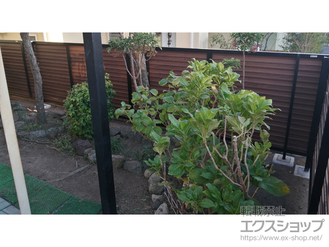 神奈川県藤沢市ののフェンス・柵 フェンスAB YL2型 横ルーバー2 木調カラー フリーポールタイプ 施工例