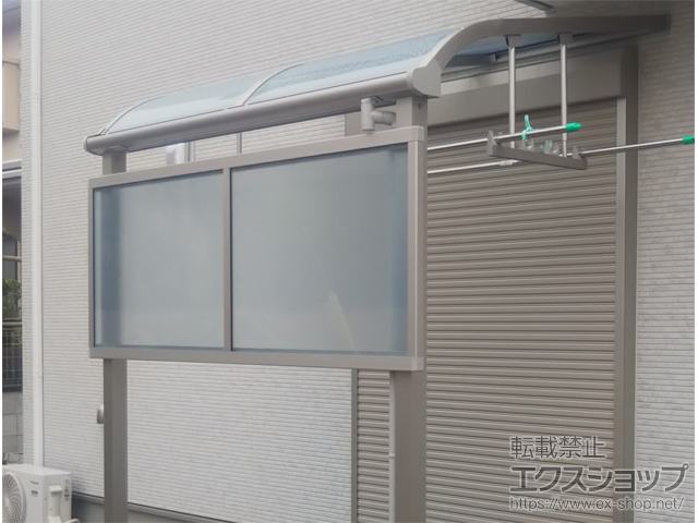 福岡県糸島市ののテラス屋根、ウッドデッキ、フェンス・柵 ソラリア R型 テラスタイプ 単体 積雪〜20cm対応＋吊り下げ式固定物干し＋ 前面パネル 施工例