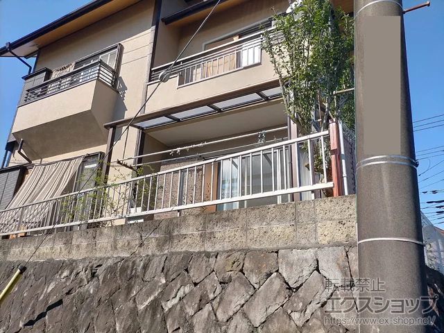 静岡県田方郡函南町のYKKAPのテラス屋根 ソラリア R型 テラスタイプ 単体 積雪～20cm対応＋吊り下げ式固定物干し 標準 施工例