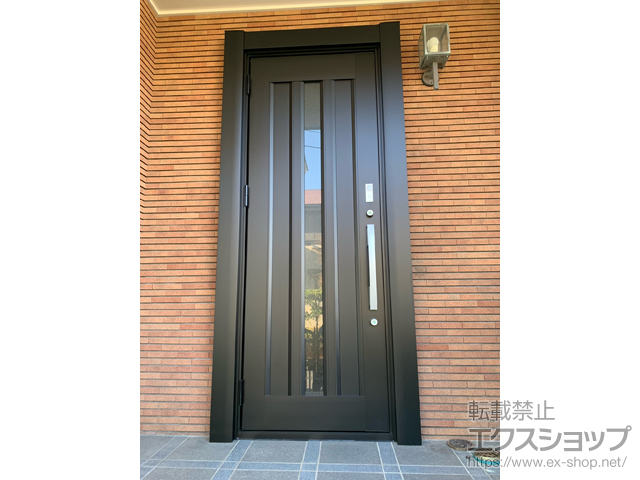 神奈川県鎌倉市のLIXIL リクシル（トステム）の玄関ドア リシェント玄関ドア3 アルミ仕様 片開き仕様(ランマ無)外観左吊元 C12N型 ※カザスプラス仕様 施工例