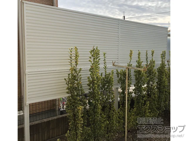 栃木県鹿沼市のYKKAPのフェンス・柵・塀 シンプレオフェンス13F型 ルーバー 上段のみ設置 自立建て用 施工例