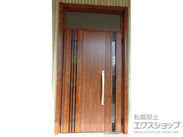 愛知県小牧市のLIXIL リクシル（トステム）の玄関ドア リシェント玄関ドア3 断熱K4仕様 親子仕様(ランマ付)外観左吊元 M83型 ※手動仕様 施工例